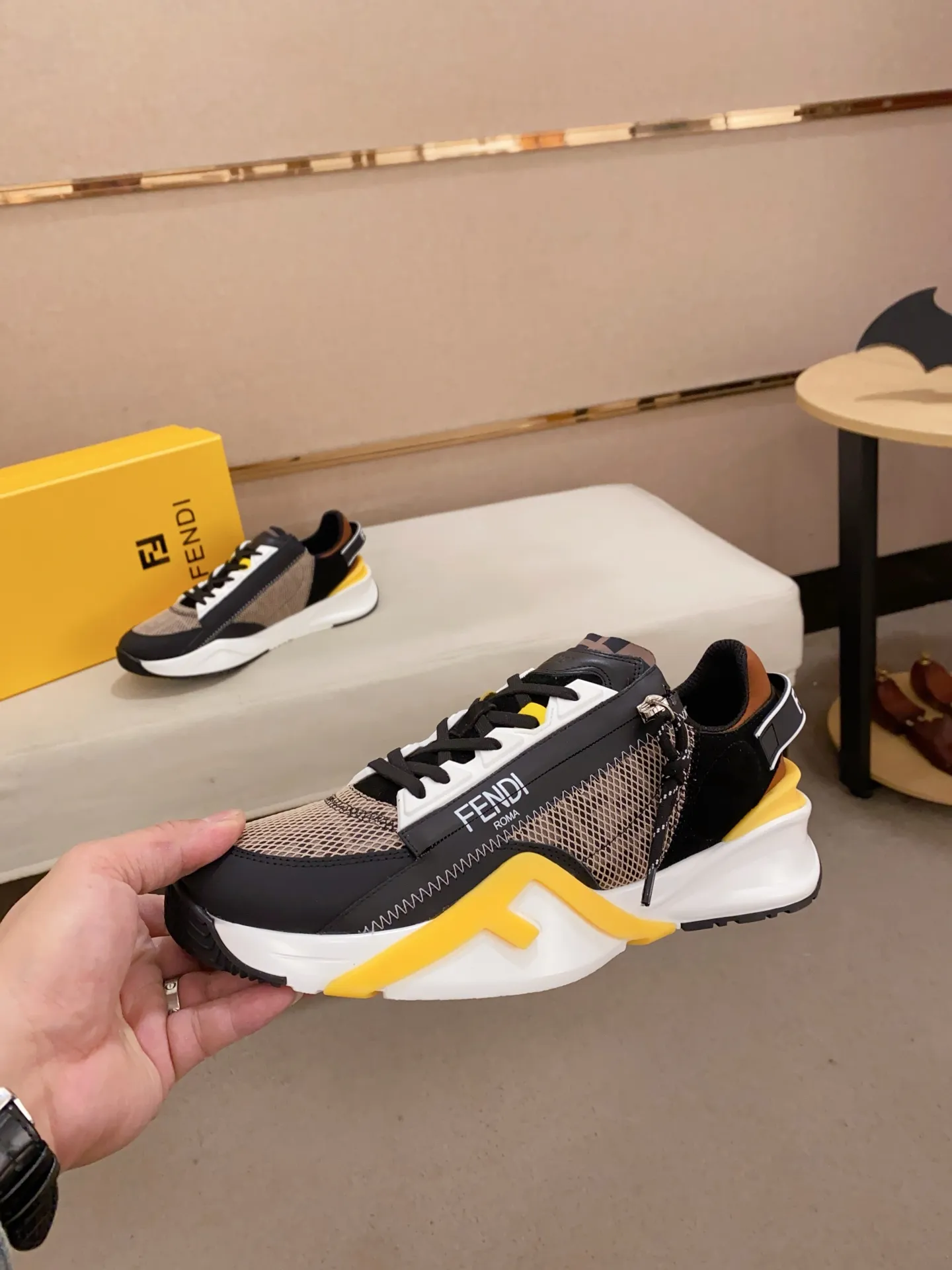 Men's shoes💰: 540💰(Higher version) [Fendi] Fendi's latest casual shoes for men! Available at counters simultaneously! A one-to-one replica of the original. Made entirely of imported top-grain calfskin, the interior is made of top-grain water-dyed cowhide, and the original factory-supplied rubber outsole. Leading new fashion concepts. Matching code: 38-44. 45 can be customized and non-returnable!